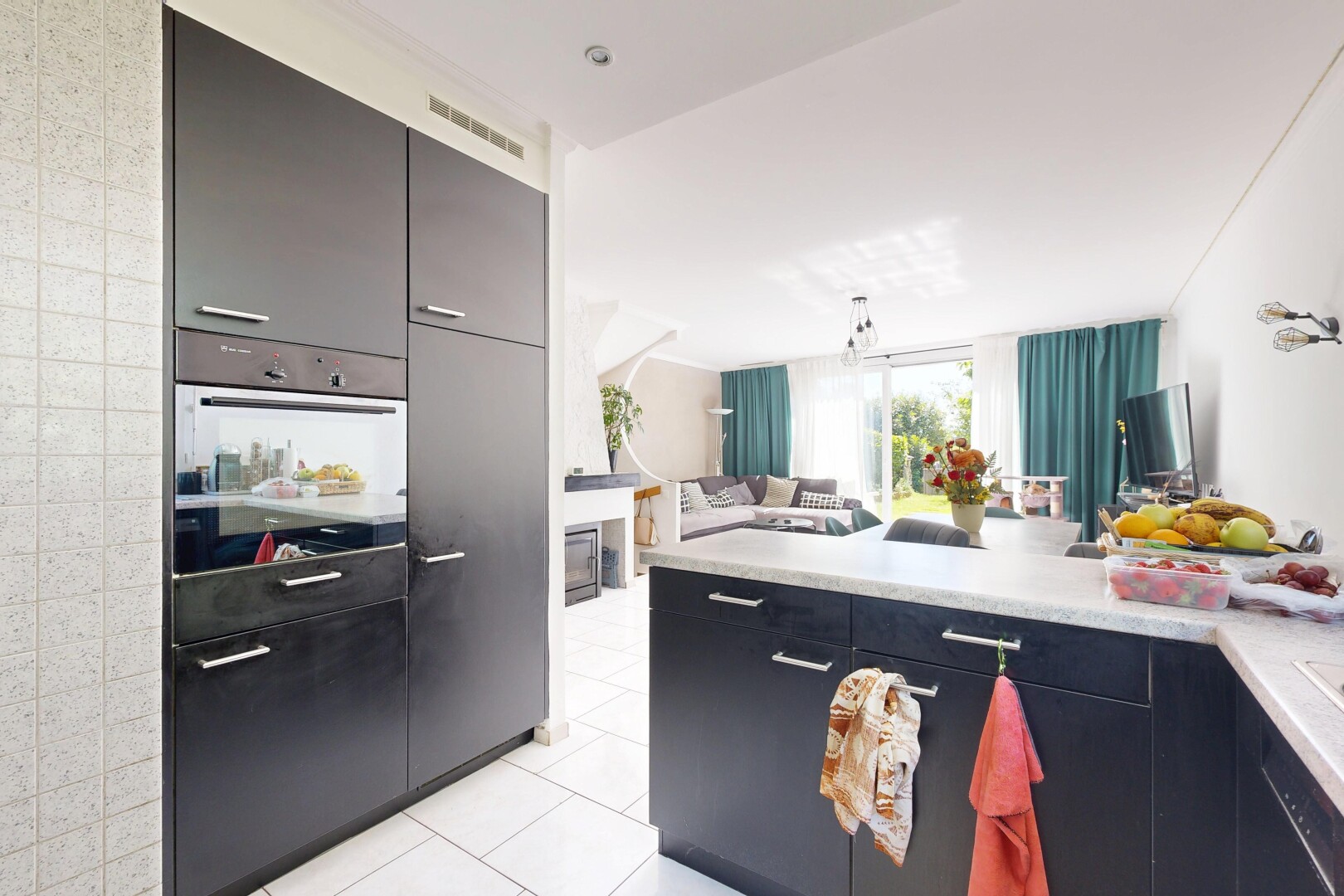 cuisine avec light floor, ouvert sur l'espace de vie, opens to living area, plans de travail, et light countertops