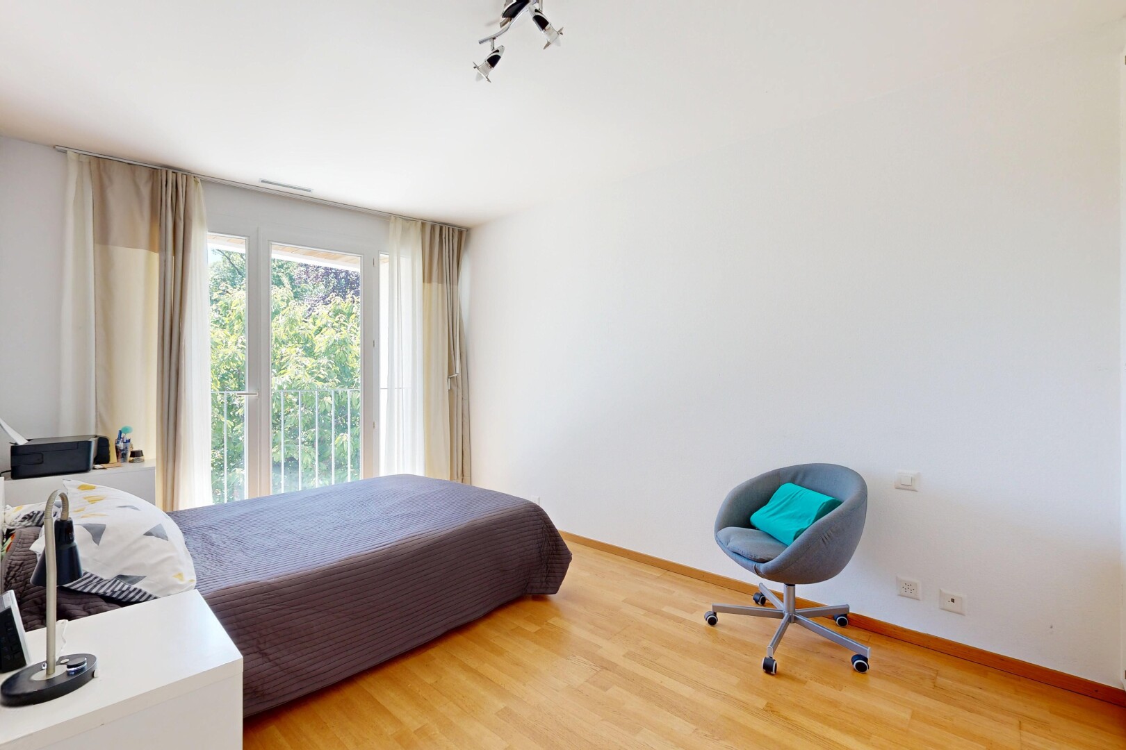 chambre avec cloison sèche, drywall, sol en finition bois, wood finish floor, et inside property