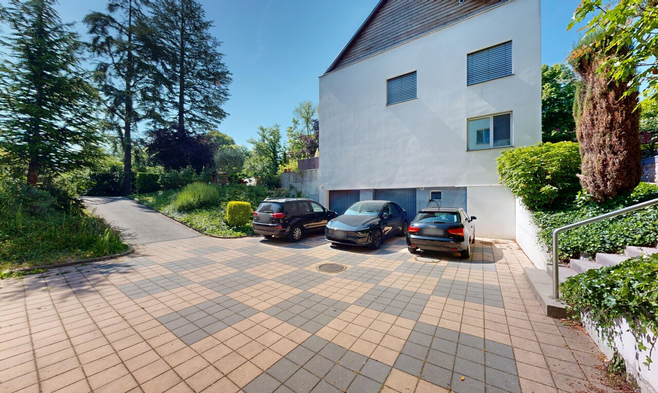 façade avec day time, bardage en stuc, allée, et garage intégré