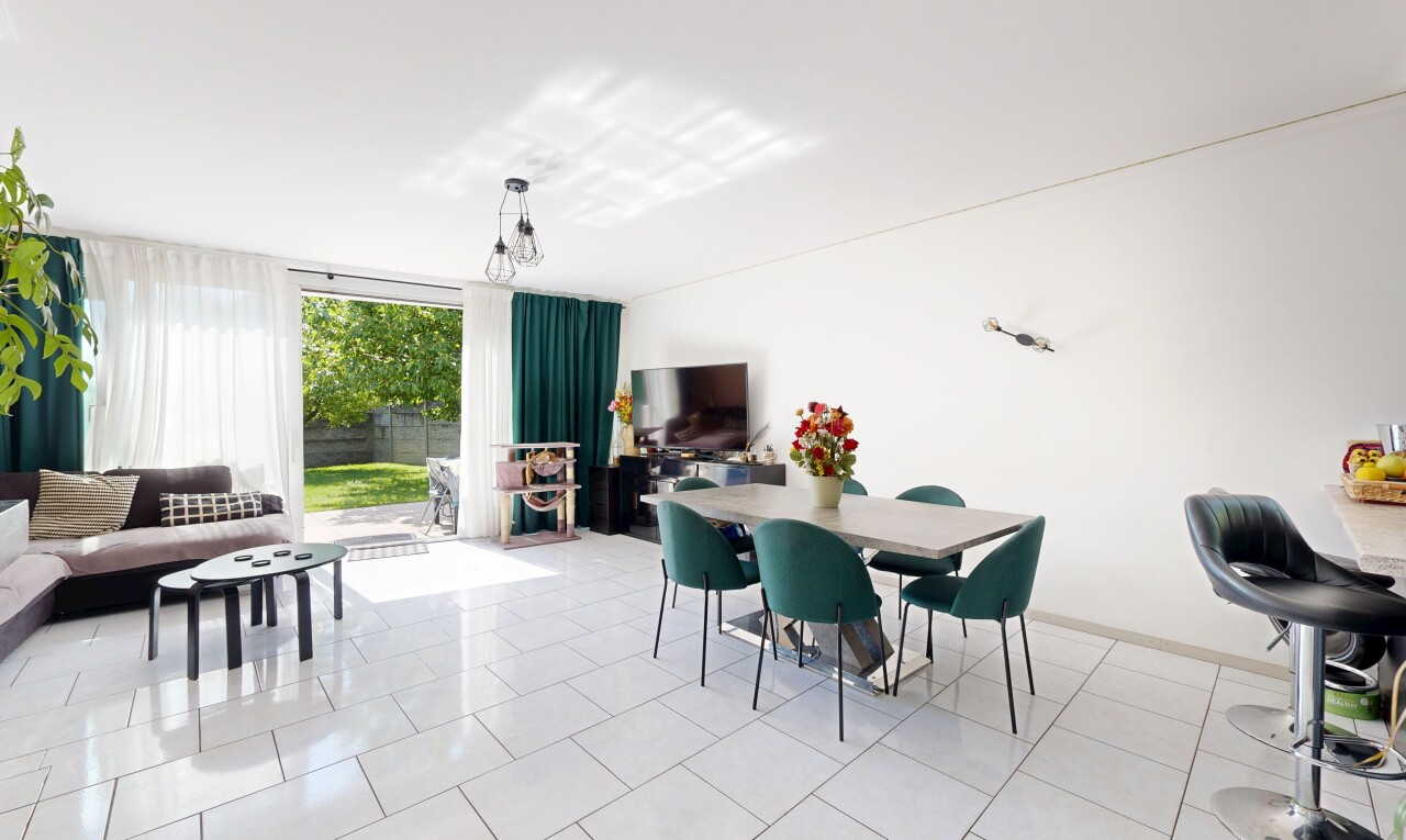 salon / salle à manger avec cloison sèche, drywall, light floor, lumière naturelle, et natural light