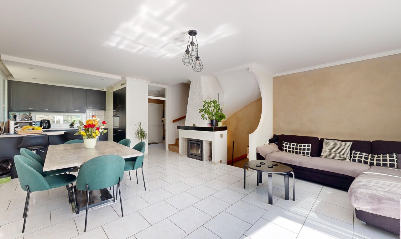 salon / salle à manger avec light floor, inside property, cheminée, sol en carrelage, et tile floor