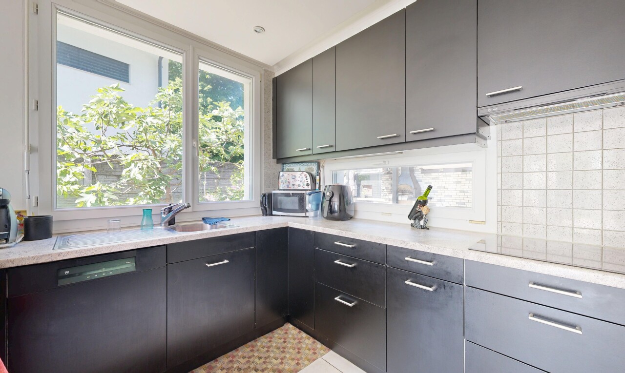 cuisine avec light countertops, light floor, lumière naturelle, natural light, et inside property