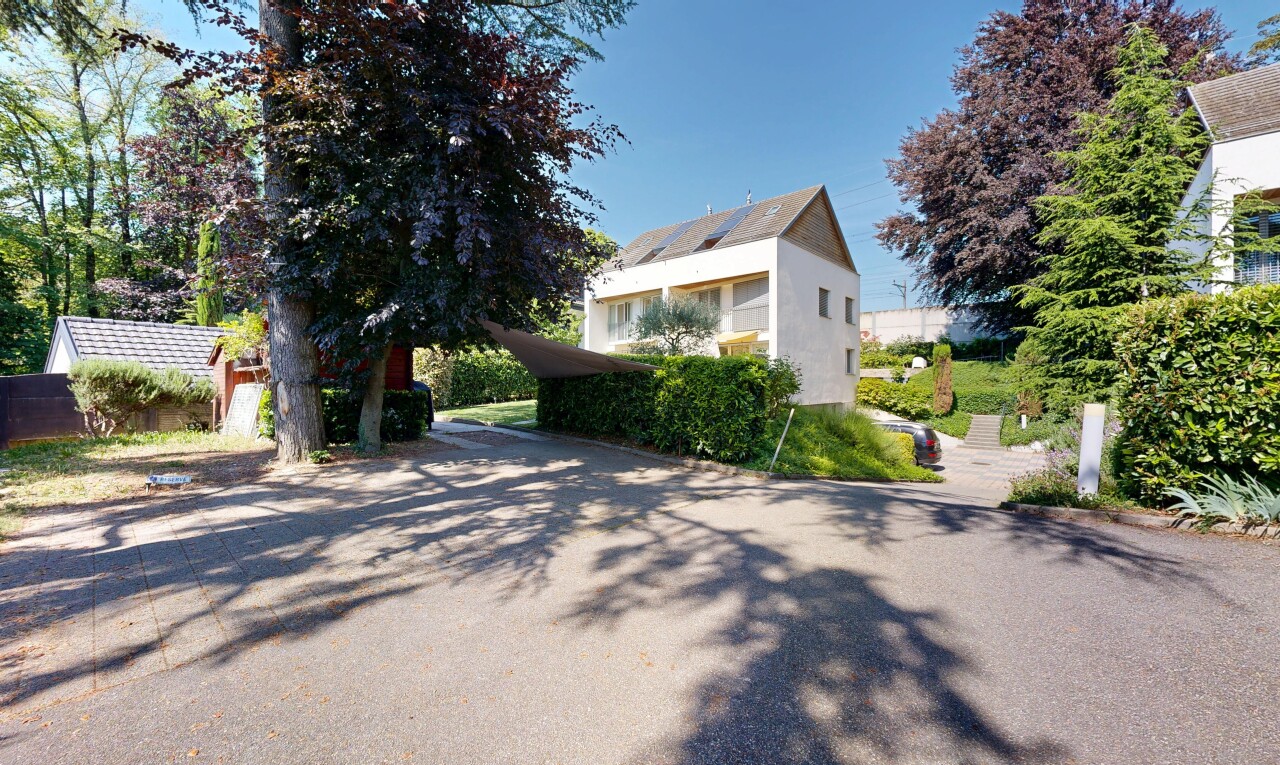 façade avec property visible et day time