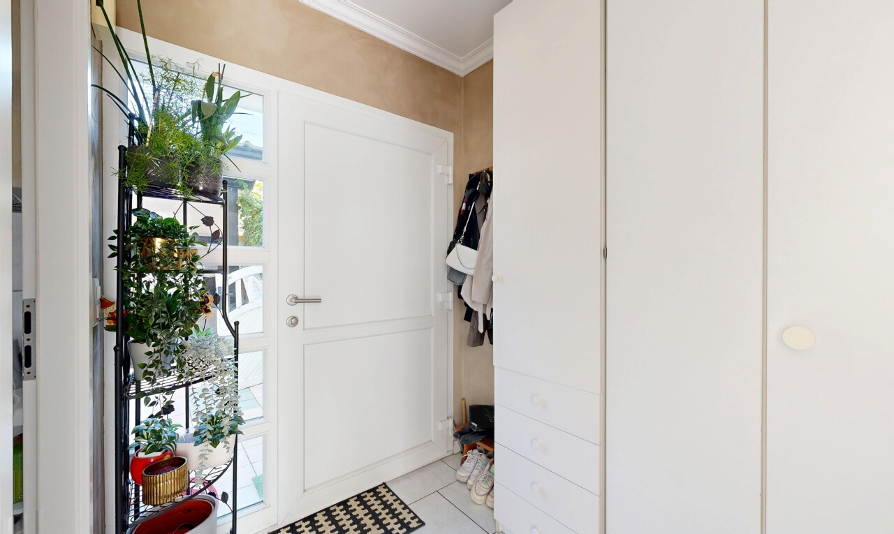 couloir avec inside property, moulures, crown molding, light floor, et lumière naturelle