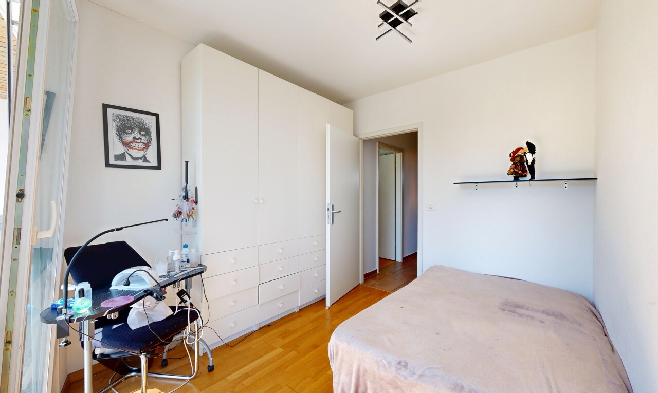 chambre avec wood finish floor, sol en finition bois, drywall, cloison sèche, et inside property
