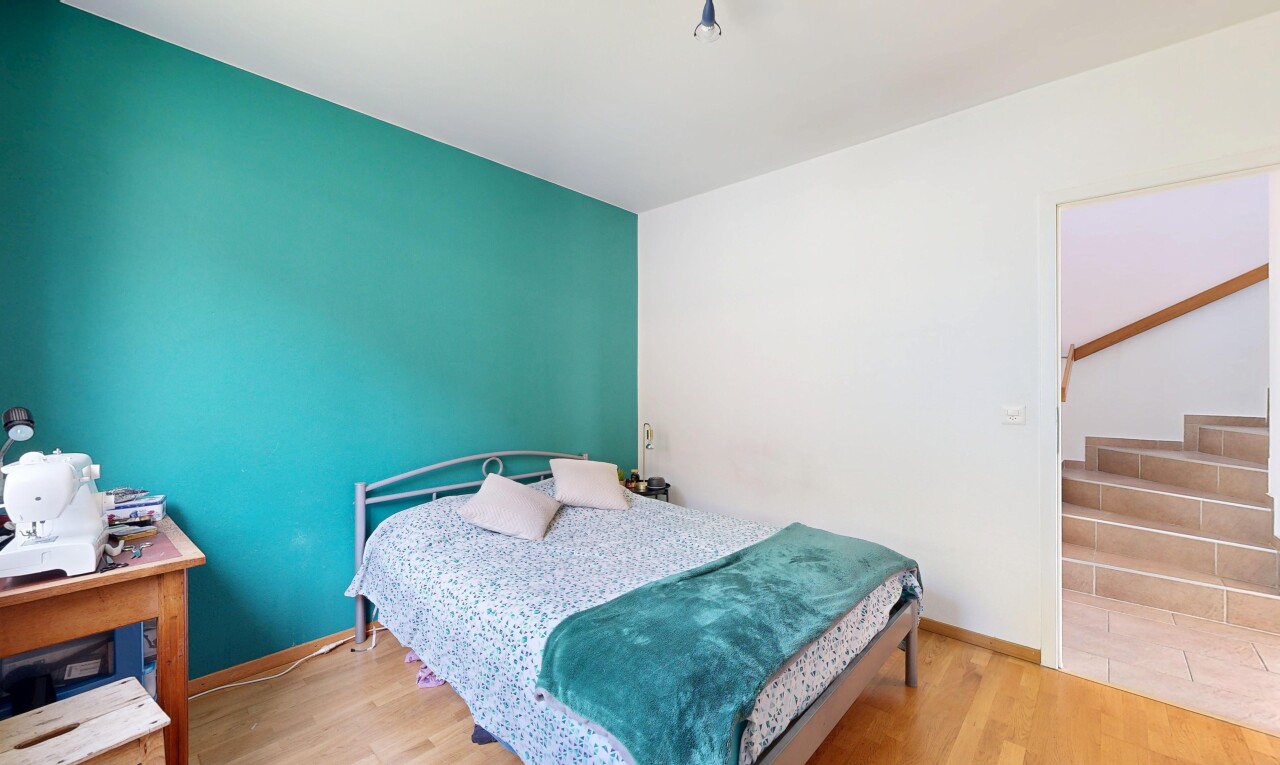 chambre avec sol en finition bois, wood finish floor, cloison sèche, drywall, et inside property