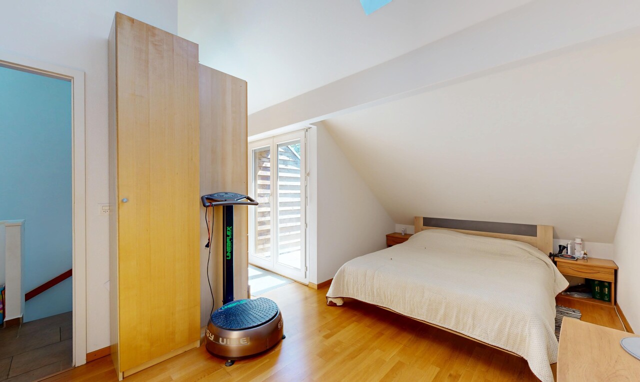 chambre avec accès à l'extérieur, sol en finition bois, wood finish floor, cloison sèche, et drywall