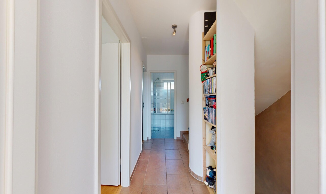 couloir avec inside property, sol en carrelage, tile floor, cloison sèche, et drywall