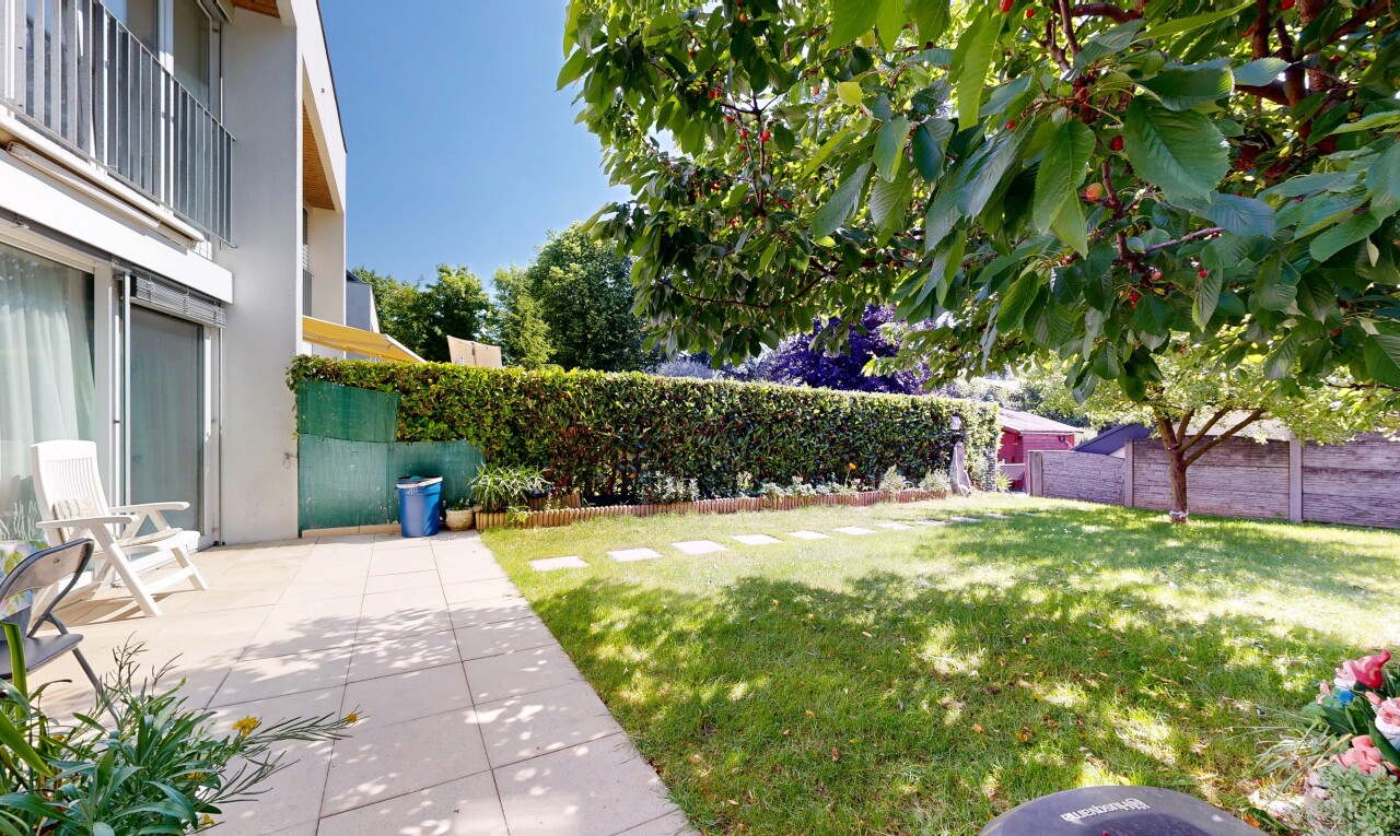 jardin avec pelouse, clôture, day time, et from property