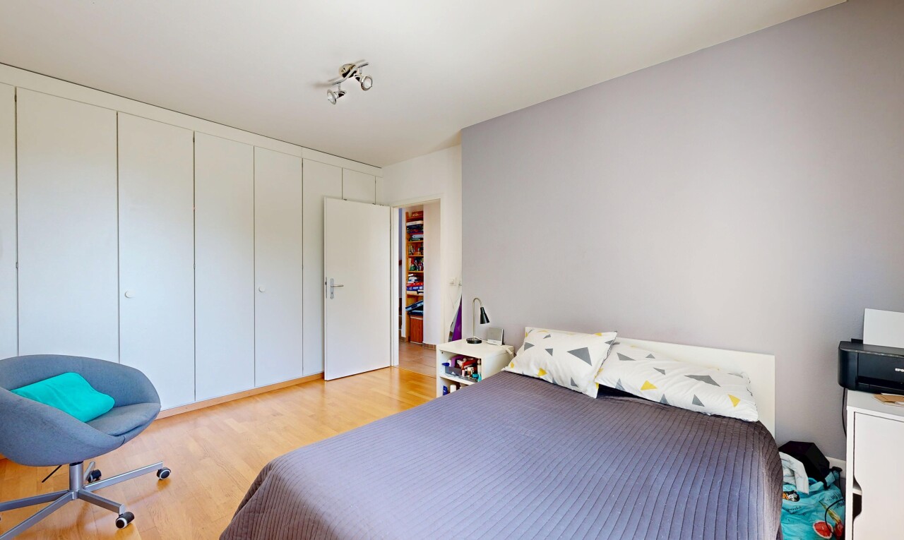 chambre avec wood finish floor, sol en finition bois, light floor, inside property, et drywall