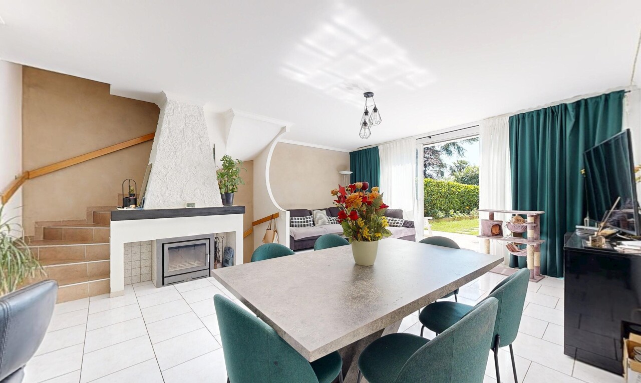 salle à manger avec light floor, inside property, natural light, lumière naturelle, et cheminée