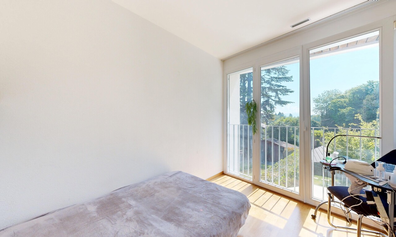 chambre avec sol en finition bois, wood finish floor, inside property, cloison sèche, et drywall