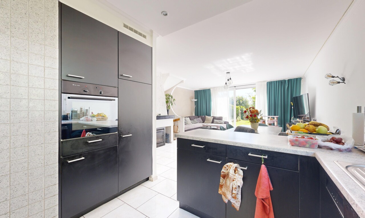 cuisine avec light floor, ouvert sur l'espace de vie, opens to living area, plans de travail, et light countertops