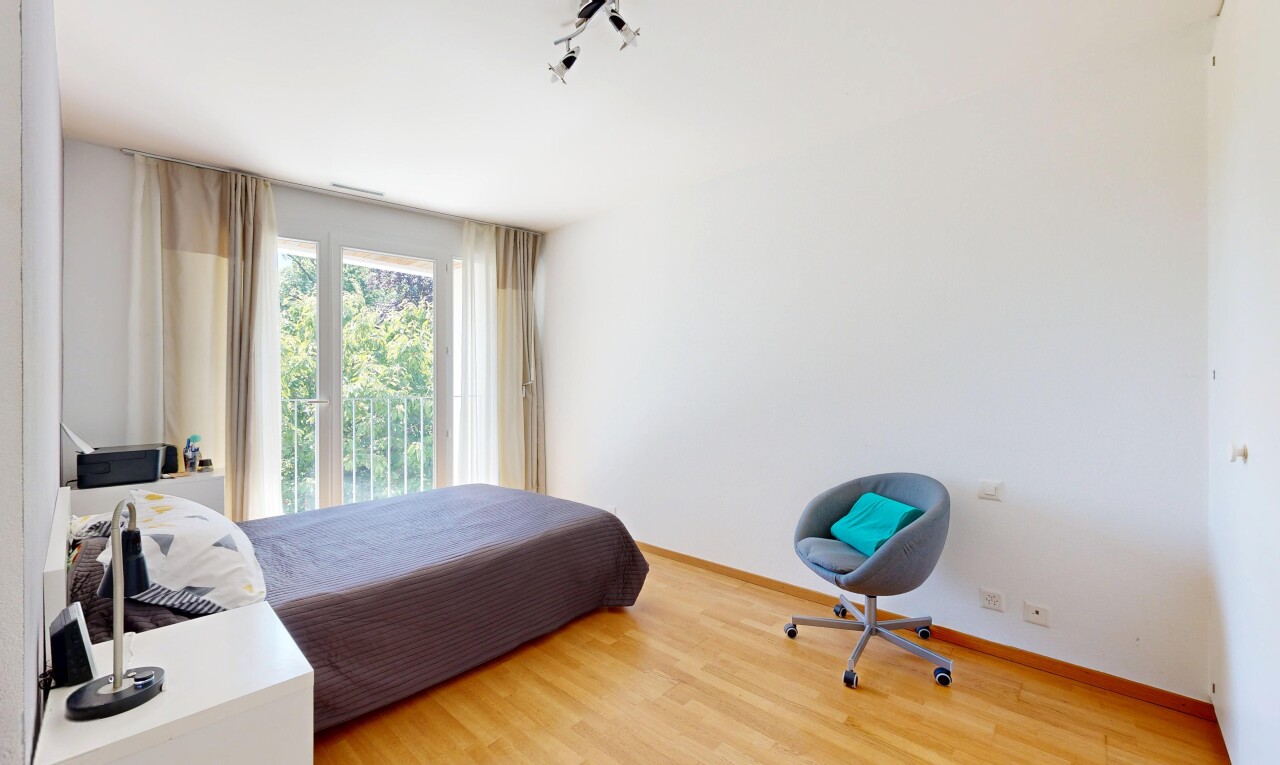 chambre avec cloison sèche, drywall, sol en finition bois, wood finish floor, et inside property