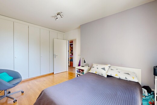 chambre avec wood finish floor, sol en finition bois, light floor, inside property, et drywall