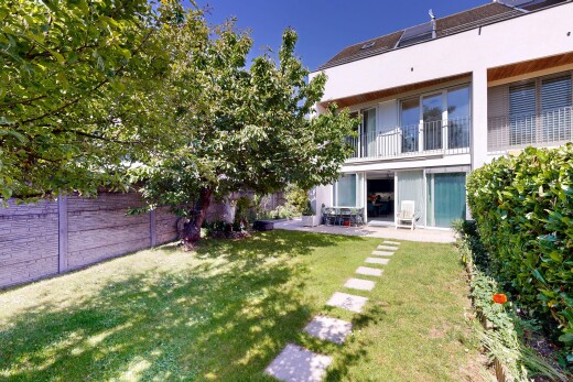 façade avec balcon, pelouse, from property, clôture, et terrasse