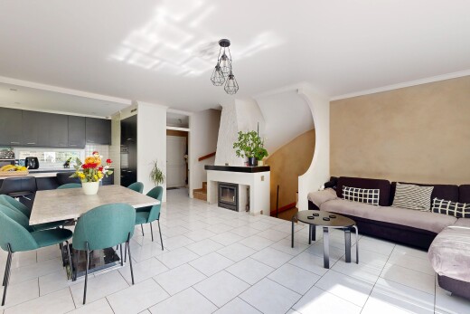 salon / salle à manger avec light floor, inside property, cheminée, sol en carrelage, et tile floor