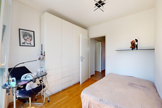 chambre avec wood finish floor, sol en finition bois, drywall, cloison sèche, et inside property