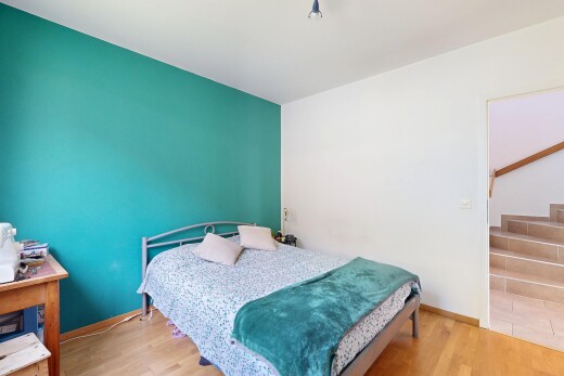chambre avec sol en finition bois, wood finish floor, cloison sèche, drywall, et inside property