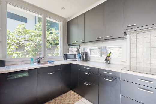 cuisine avec light countertops, light floor, lumière naturelle, natural light, et inside property