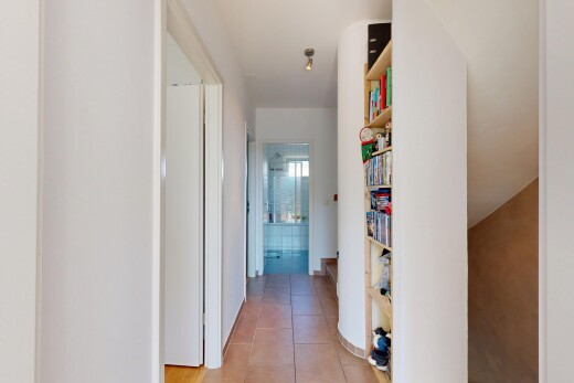 couloir avec inside property, sol en carrelage, tile floor, cloison sèche, et drywall