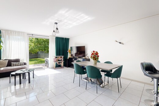 salon / salle à manger avec cloison sèche, drywall, light floor, lumière naturelle, et natural light