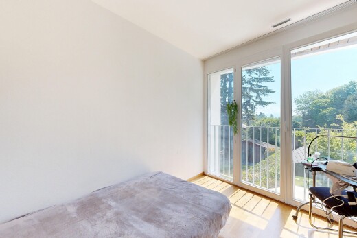 chambre avec sol en finition bois, wood finish floor, inside property, cloison sèche, et drywall