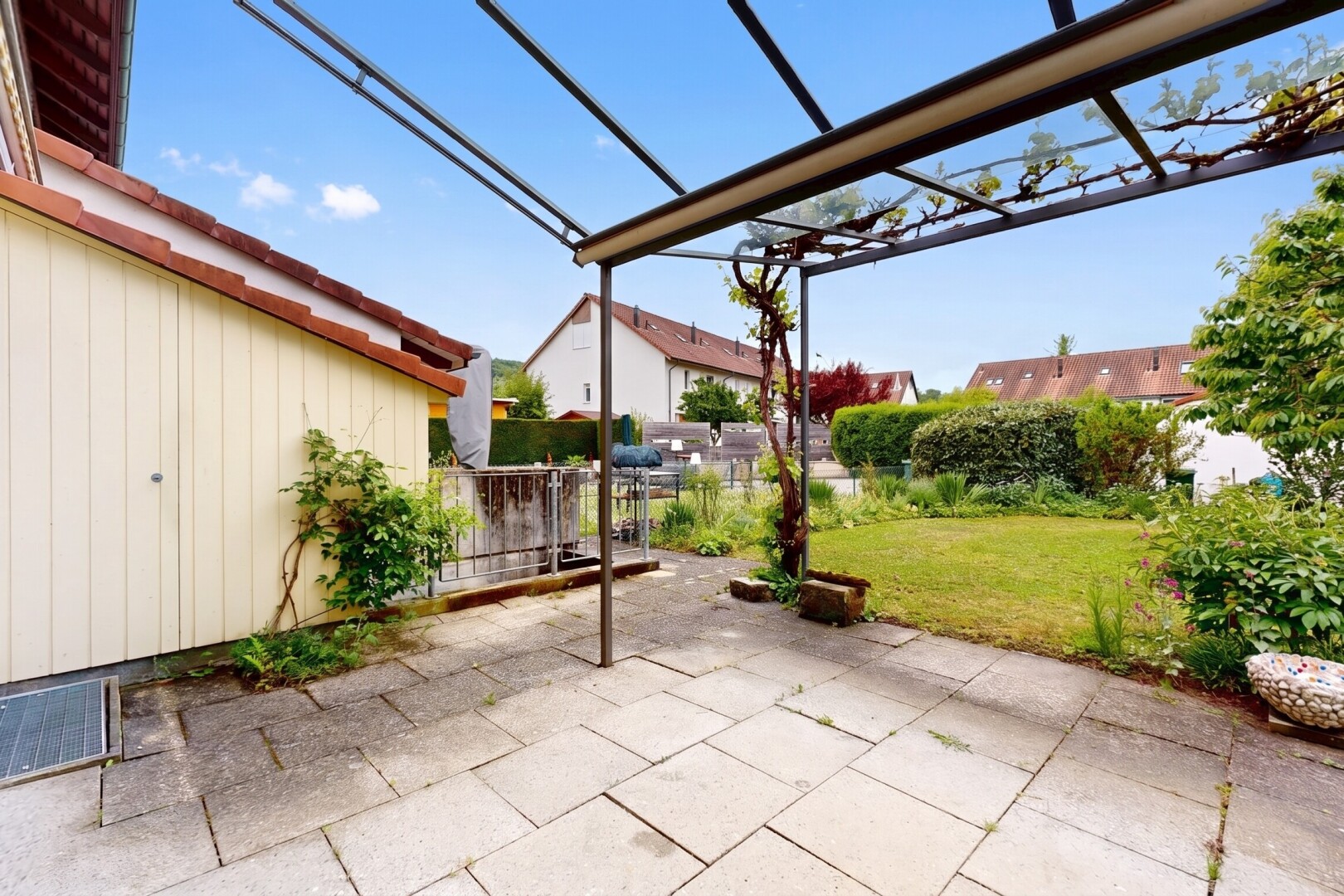terrace featuring a pergola and a patio