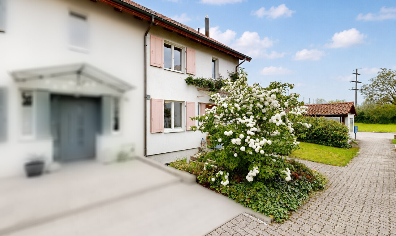 view of property featuring stucco siding