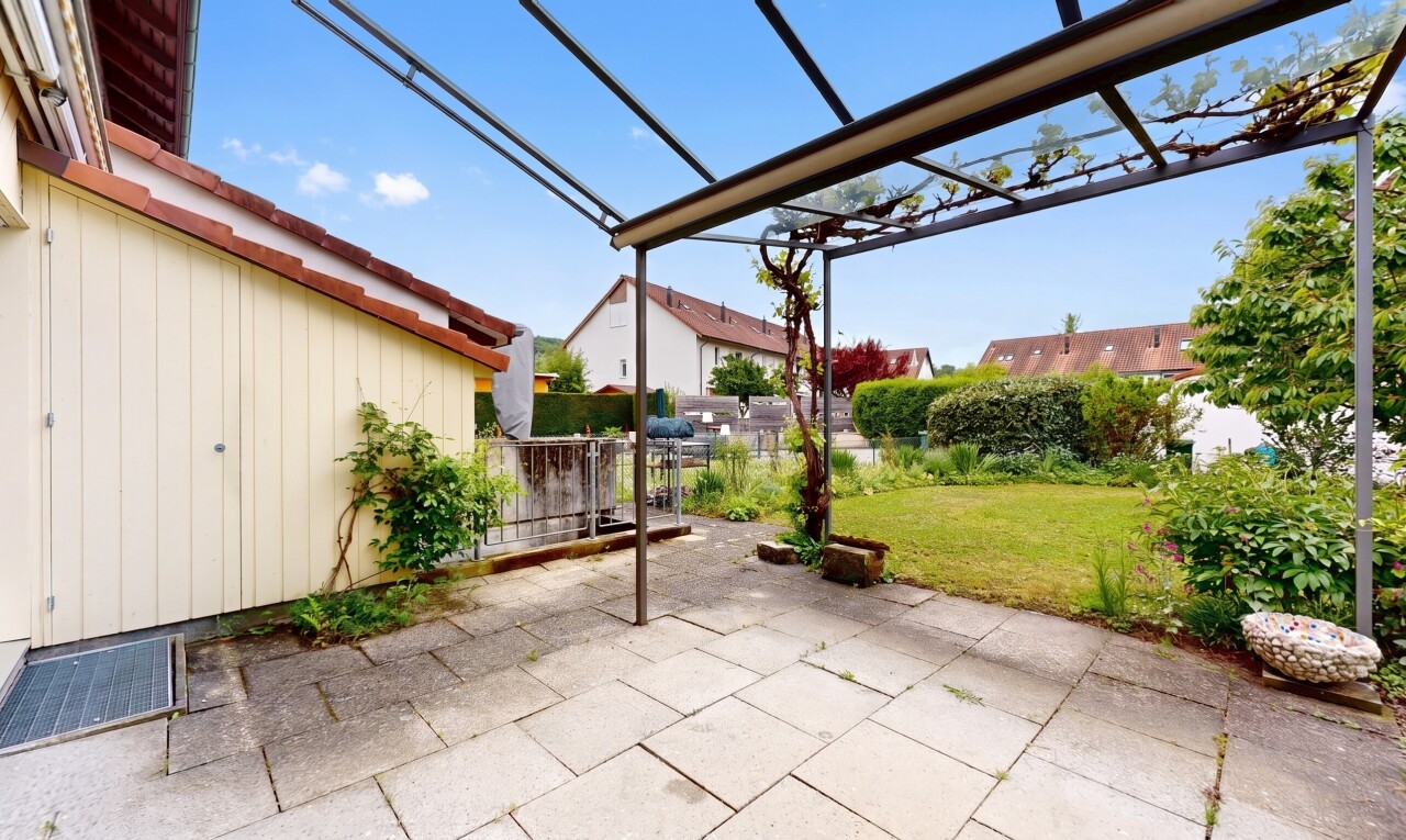 terrace featuring a pergola and a patio