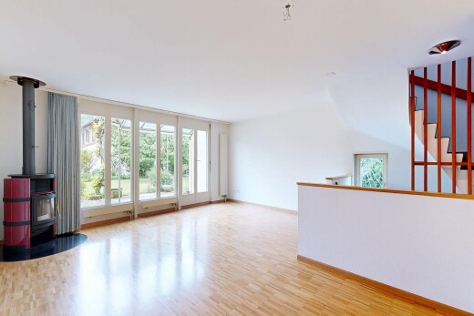 pièce vide avec poêle à bois, sol en finition bois, wood finish floor, cloison sèche, et drywall