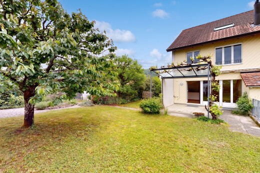 façade avec pelouse, terrasse, from property, day time, et toit en bardeaux
