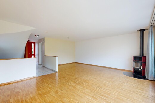 pièce vide avec wood finish floor, sol en finition bois, inside property, drywall, et cloison sèche