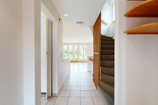 couloir avec inside property, escaliers, sol en carrelage, tile floor, et light floor