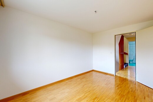 pièce vide avec drywall, cloison sèche, wood finish floor, sol en finition bois, et inside property