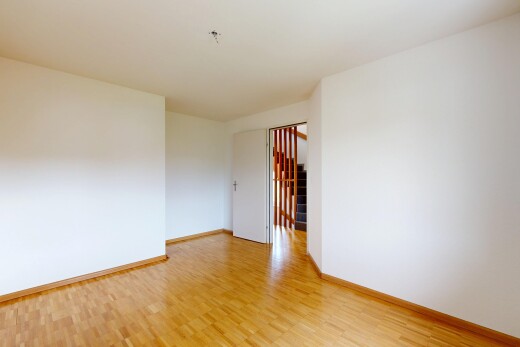 pièce vide avec drywall, cloison sèche, wood finish floor, sol en finition bois, et baseboards wall