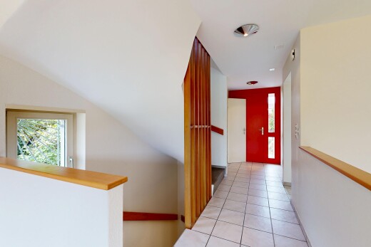 couloir avec sol en carrelage, tile floor, cloison sèche, drywall, et inside property