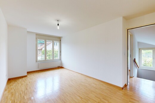 pièce vide avec inside property, sol en finition bois, wood finish floor, cloison sèche, et drywall