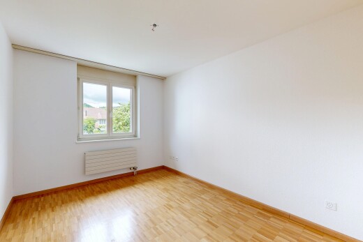 pièce vide avec sol en finition bois, wood finish floor, radiateur, cloison sèche, et drywall