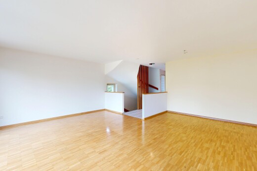 pièce vide avec inside property, sol en finition bois, wood finish floor, cloison sèche, et drywall