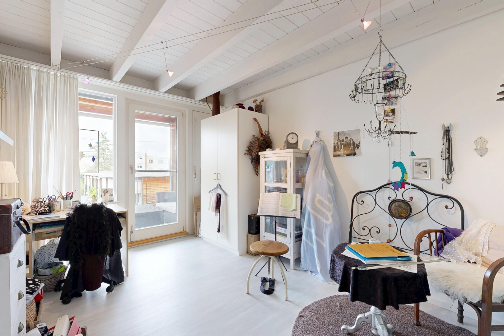 zimmer / schlafzimmer mit außenzugang, beamed ceiling, balkendecke, high end ceiling, und drywall