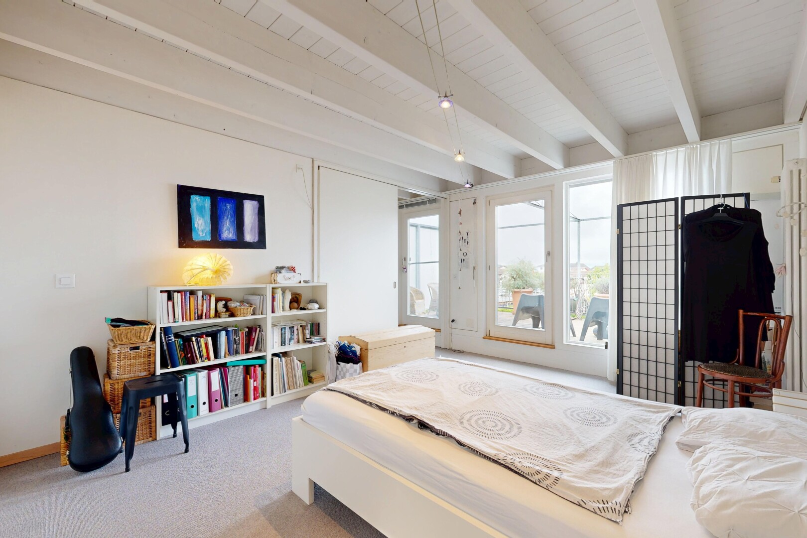 zimmer / schlafzimmer mit beamed ceiling, balkendecke, high end ceiling, carpet, und teppich