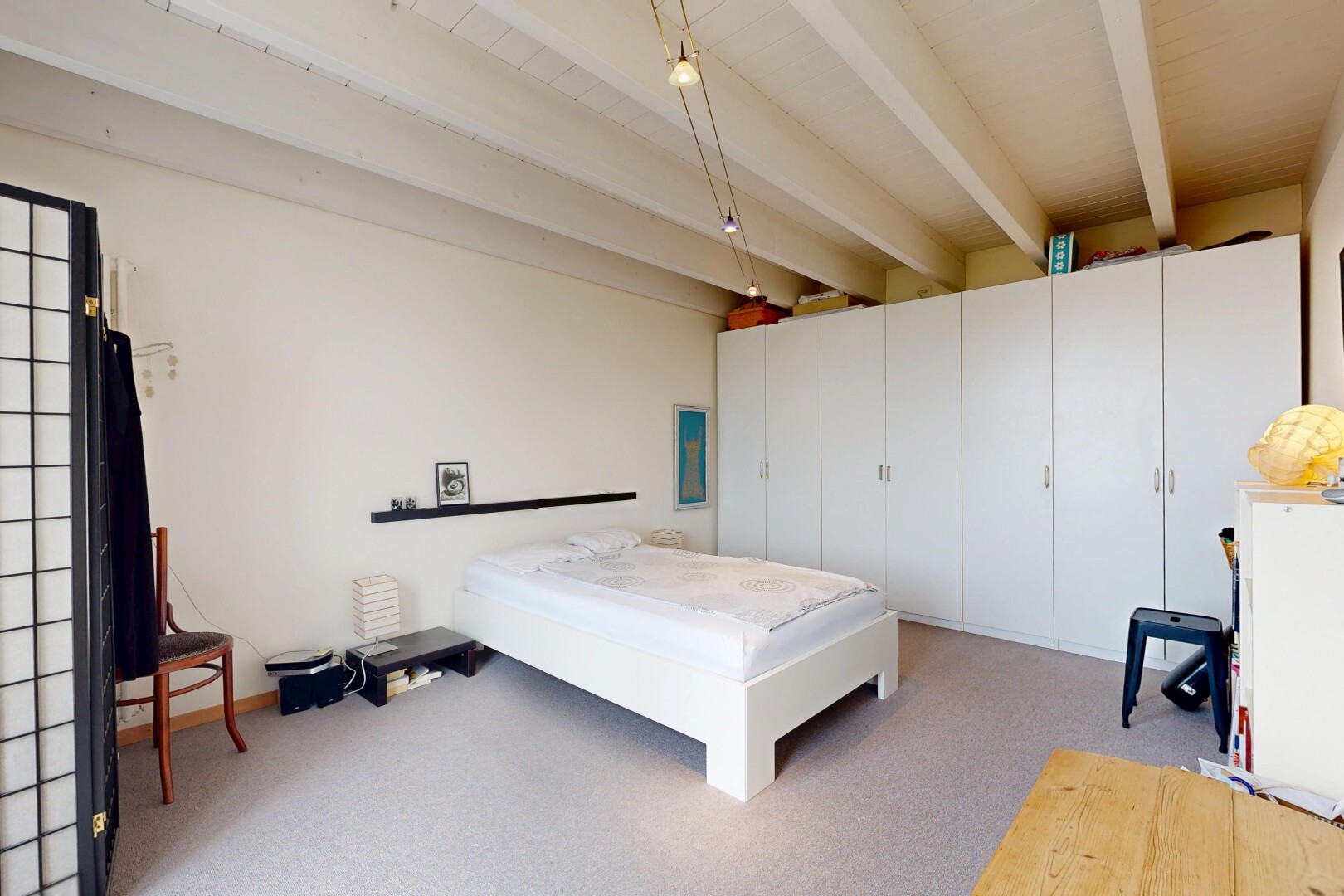 zimmer / schlafzimmer mit beamed ceiling, balkendecke, high end ceiling, carpet, und teppich