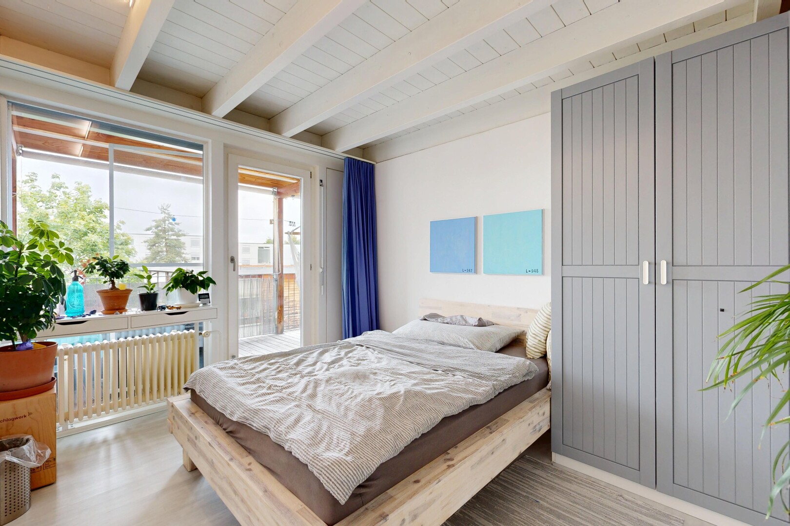 zimmer / schlafzimmer mit beamed ceiling, balkendecke, high end ceiling, inside property, und außenzugang
