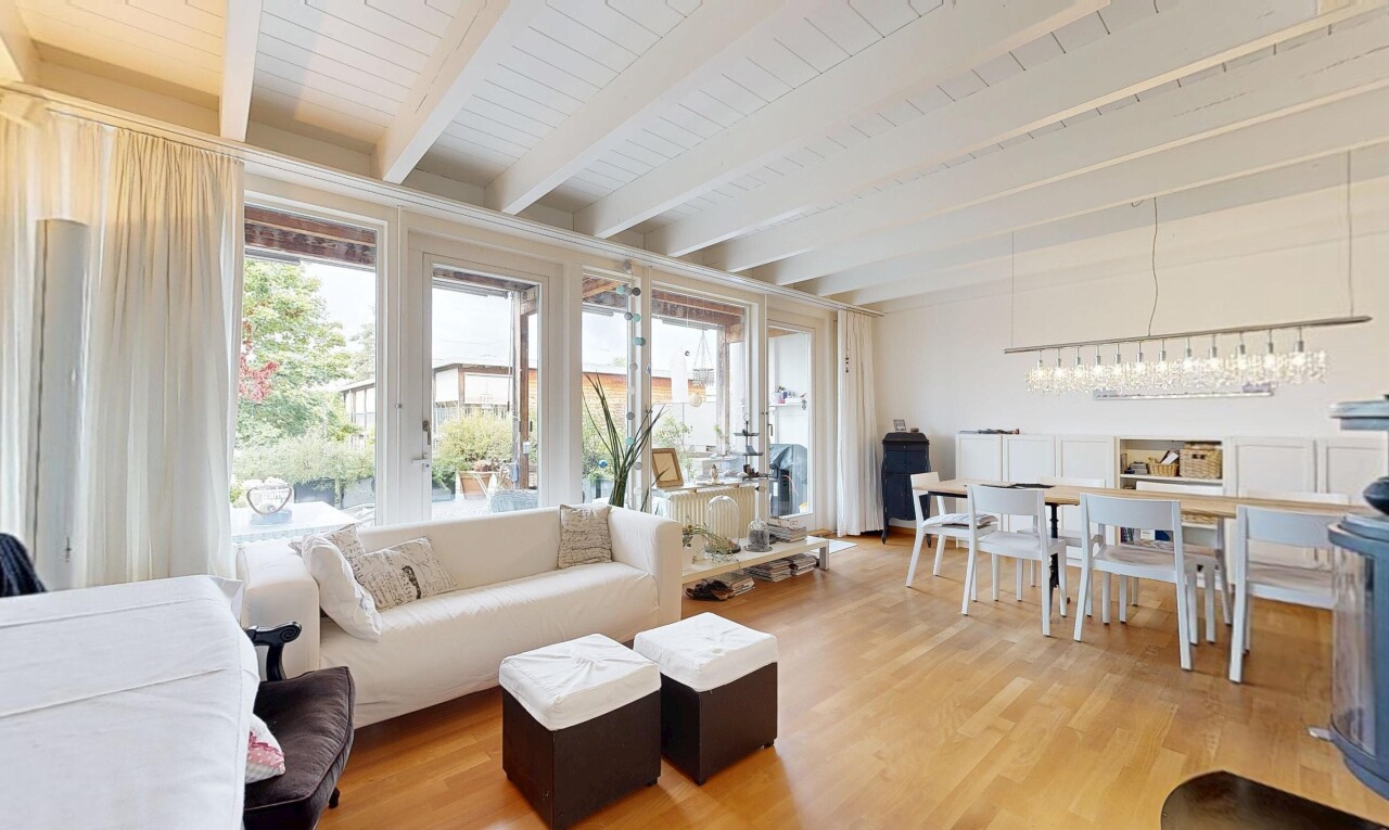 wohn- / esszimmer mit beamed ceiling, balkendecke, high end ceiling, wood finish floor, und holzfußboden