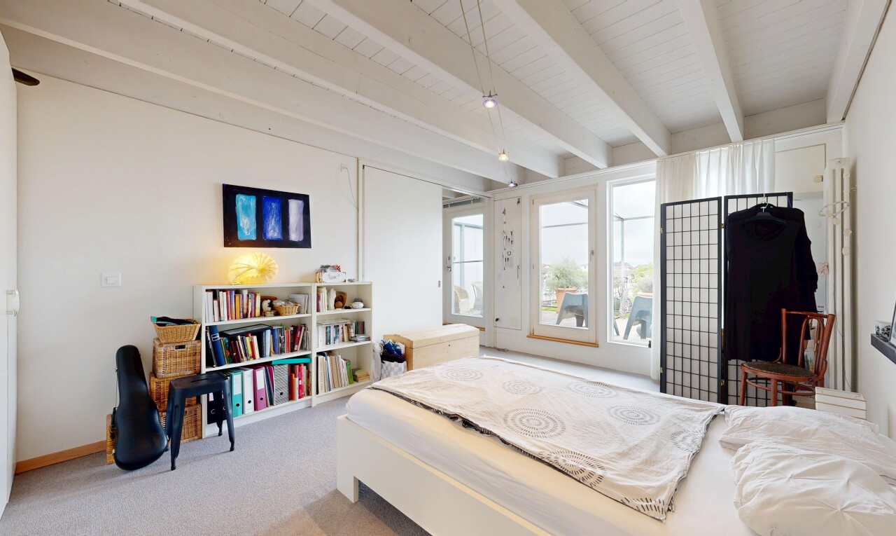 zimmer / schlafzimmer mit beamed ceiling, balkendecke, high end ceiling, carpet, und teppich
