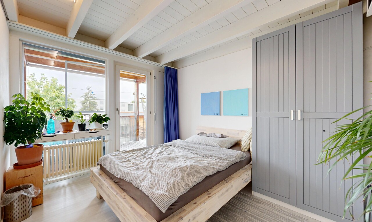 zimmer / schlafzimmer mit beamed ceiling, balkendecke, high end ceiling, inside property, und außenzugang