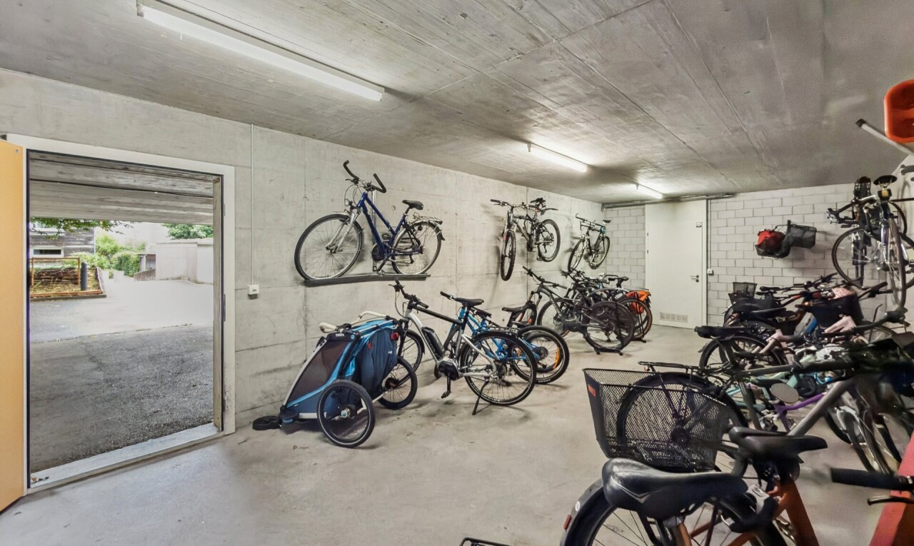 fitnessstudio mit concrete floor und inside community