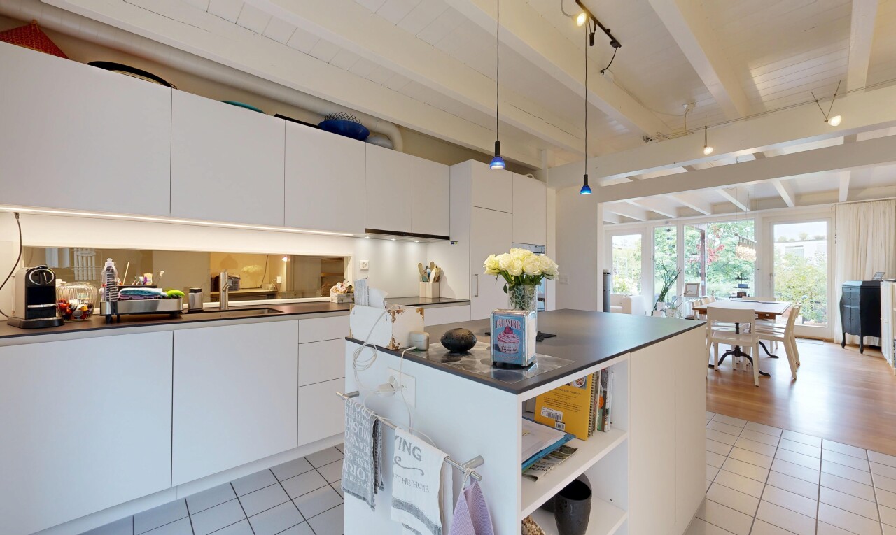 küche mit dark countertops, arbeitsplatten, white cabinets, weiße schränke, und light floor