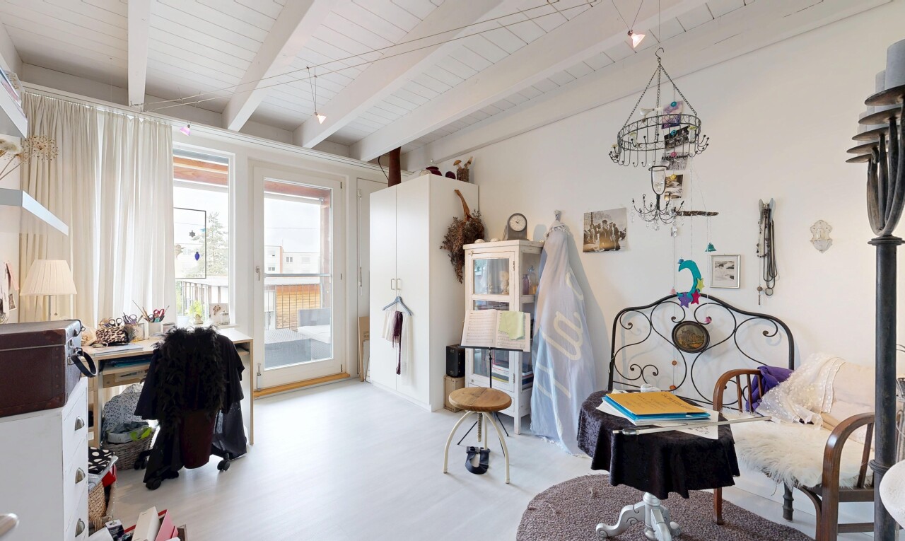 zimmer / schlafzimmer mit außenzugang, beamed ceiling, balkendecke, high end ceiling, und drywall